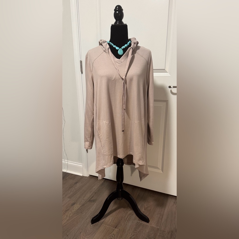 LOGO Parisian gray hoodie with French terry waffle accents. Seam pockets.